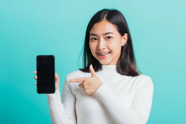 Linda Mulher Asiática Sorriso Segurando Smartphone Mão Apontando Dedo Para — Fotografia de Stock