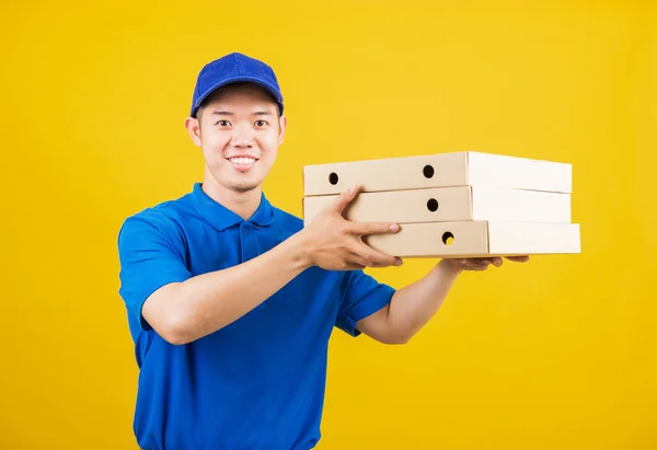 Ritratto Eccitato Consegna Servizio Uomo Piedi Sorride Indossando Blu Shirt — Foto Stock