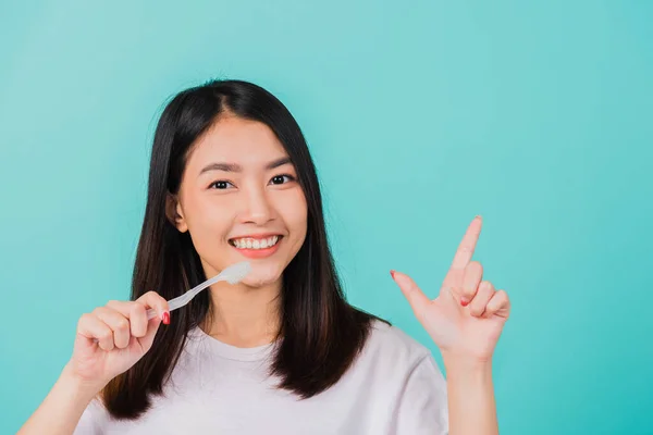 Retrato Asiático Bela Jovem Adolescente Sorrindo Segurando Escova Dentes Escovar — Fotografia de Stock