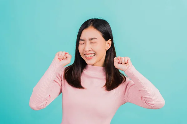 Feliz Jovem Asiático Bela Mulher Sorrindo Desgaste Silicone Ortodôntico Retentores — Fotografia de Stock