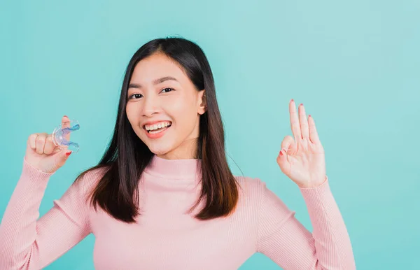 Retrato Asiática Hermosa Mujer Joven Sonriendo Sosteniendo Retenedores Ortodoncia Silicona —  Fotos de Stock