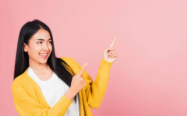 Asiatisches Glückliches Porträt Schöne Süße Junge Frau Stehend Macht Geste — Stockfoto