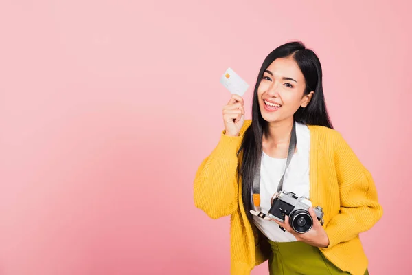 Feliz Asiática Retrato Hermosa Joven Emocionada Fotógrafo Sonriente Celebración Crédito —  Fotos de Stock