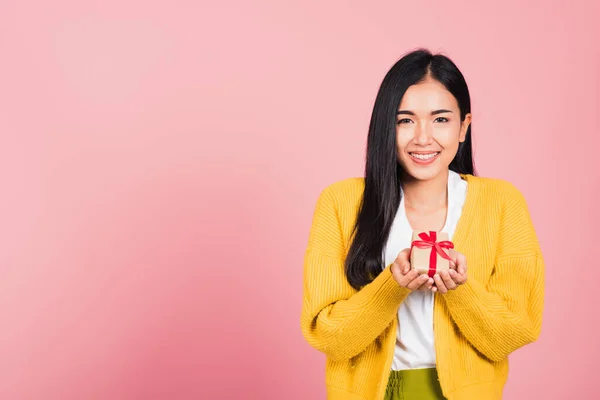 상자를 미소짓고 아시아인젊은 여성의 스튜디오 발렌타인데이 컨셉트 — 스톡 사진