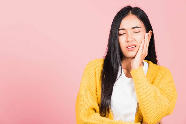 Retrato Mujer Joven Hermosa Asiática Que Sufre Dolor Muelas Hembra — Foto de Stock