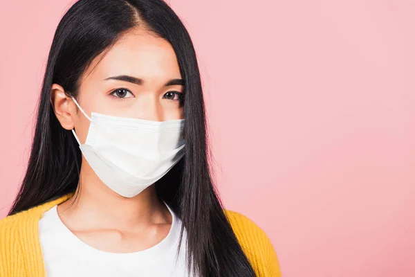閉鎖顔アジアの美しい若い女性は 感染症のコロナウイルスを防ぐために細菌に対する医療マスク保護を身に着けています Covid ピンクの背景に隔離されたスタジオショット 医療ヘルスケアコンセプト — ストック写真