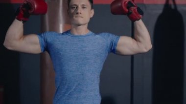 Boksör kırmızı boks eldivenleriyle dövüşüyor spor salonunda hava egzersizi yapıyor sağlıklı spor yaşam tarzı konseptine uygun.