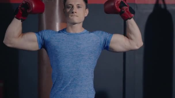 Boxer Muž Bojuje Červenými Boxerskými Rukavicemi Punching Vzduch Cvičení Fitness — Stock video
