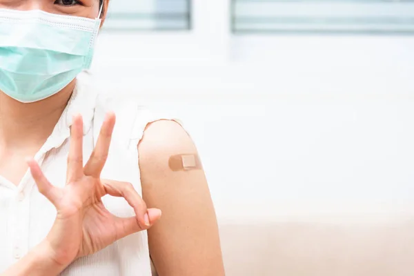 Wanita Muda Asia Tersenyum Dia Memiliki Plester Perekat Lengan Vaksinasinya — Stok Foto