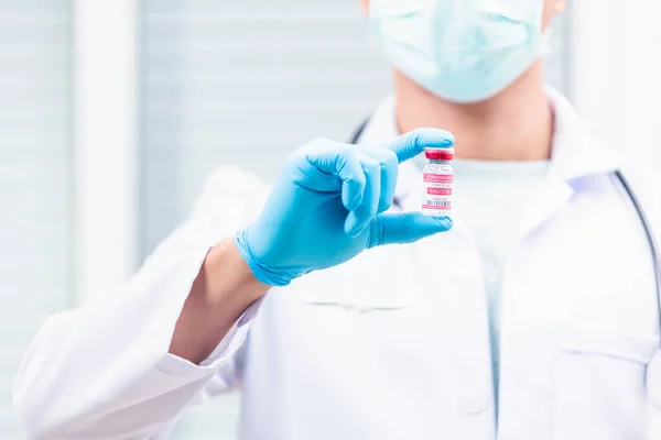 Joven Médico Científico Uniforme Con Una Máscara Facial Que Muestra — Foto de Stock