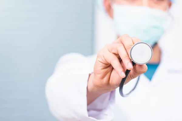 Zbliżenie Lekarza Noszącego Biały Płaszcz Stojąco Trzyma Stetoskop Pod Ręką — Zdjęcie stockowe