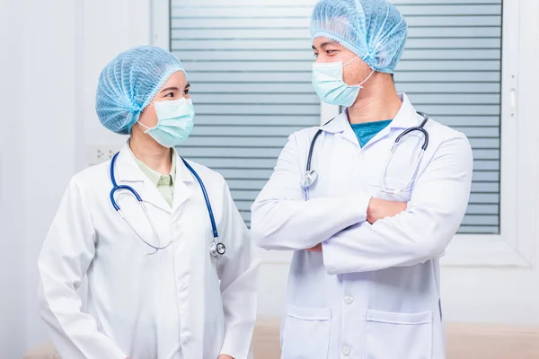 Selbstbewusste Professionelle Ärztin Und Krankenschwester Lächeln Mit Medizinischer Gesichtsmaske Und — Stockfoto
