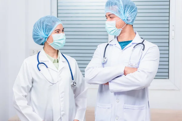 Fiducioso Professionista Donna Medico Infermiere Uomo Sorriso Indossando Maschera Medica — Foto Stock