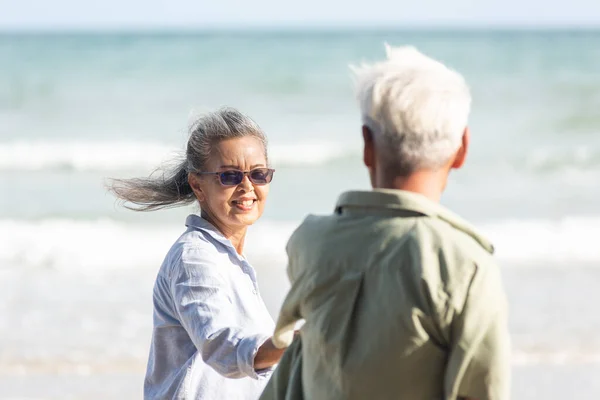 하늘로 해변을 낭만적 노인들 여행을 즐기고 보험에 아시아 — 스톡 사진