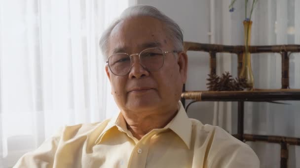 Retrato Asiático Cara Feliz Anciano Sentado Silla Ruedas Sonriendo Hogar — Vídeos de Stock