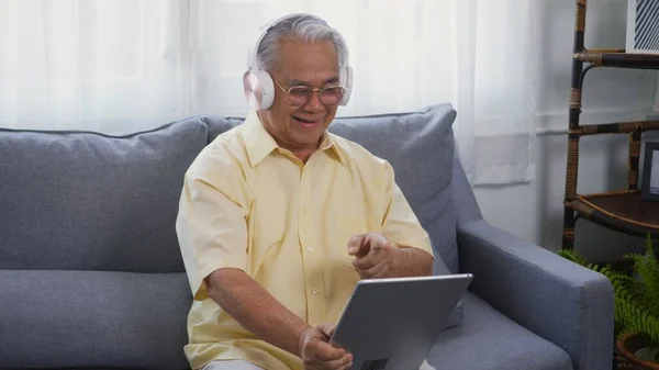 Oude Man Opa Glimlach Met Bril Ontspannen Dragen Hoofdtelefoon Het — Stockfoto