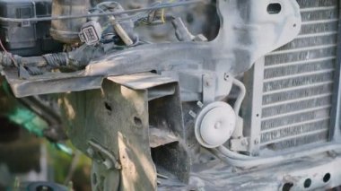 Radyatör araba enkazının paslı Hulk enkazı kısmen makine motoru, eski metal terk edilmiş araba