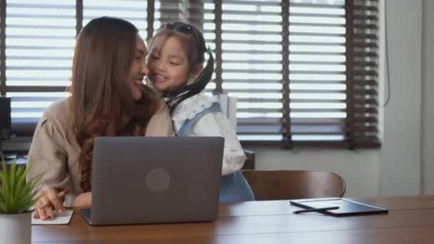 Asiática Jovem Mãe Trabalhando Com Computador Portátil Casa Sua Filha — Vídeo de Stock