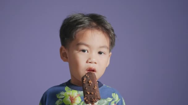 Retrato Feliz Asiático Sorrindo Menino Comendo Sorvete Chocolate Comida Infantil — Vídeo de Stock