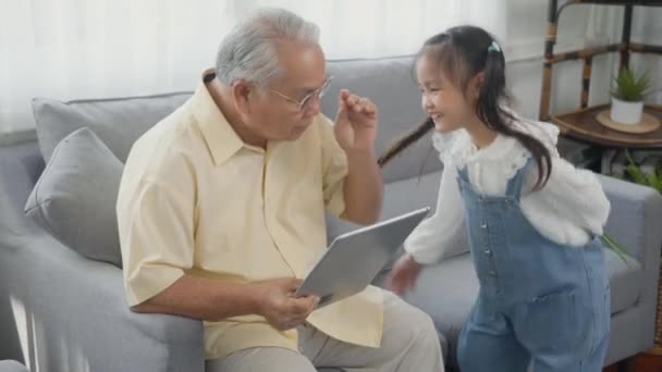 Asijský Senior Starý Muž Hledá Tablet Počítač Vnučka Přijít Návštěvník — Stock video