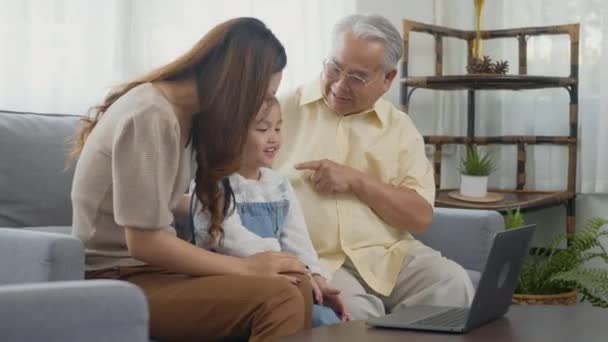 Familia Feliz Abuelo Mayor Hija Nieta Hablando Línea Través Chat — Vídeo de stock