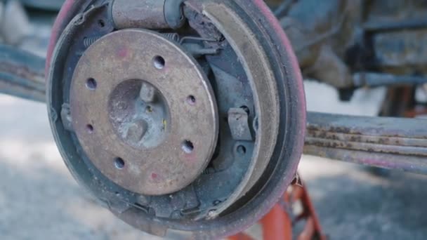 Épave Coque Rouillée Mécanisme Frein Tambour Partiellement Vieille Voiture Abandonnée — Video