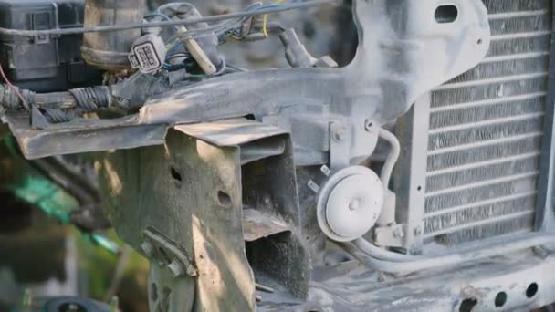 Ржавая Оболочка Радиаторной Машины Двигатель Машины Частично Старый Металлический Заброшенный — стоковое видео