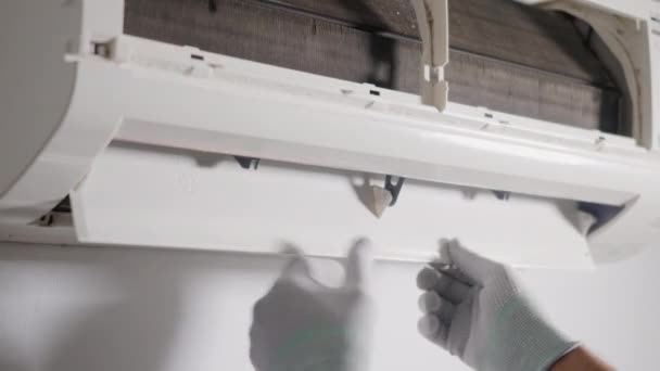 기술자 가벽에 에어컨을 점검하고 수리하는 기술자는 문제를 해결하기 에어컨을 — 비디오