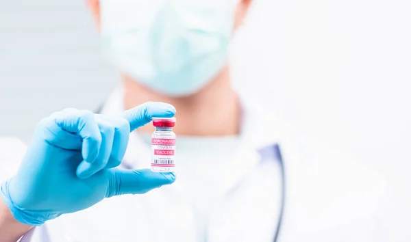 Joven Médico Científico Uniforme Con Una Máscara Facial Que Muestra —  Fotos de Stock