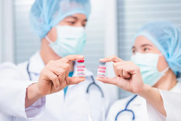 身穿制服的年轻女医生或女科学家 戴口罩 展示头孢病毒疫苗 在实验室拿着Covid 19瓶疫苗的护士 医疗保健和医疗概念 — 图库照片