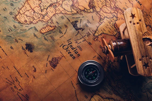 古いコンパスの発見とヴィンテージ紙アンティーク世界地図の背景にある木製の飛行機 レトロスタイルの地図旅行の地理ナビゲーション コロンバスの日のコンセプト — ストック写真