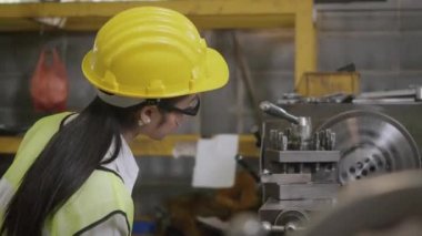 Asyalı profesyonel makine mühendisi ya da gözlük takan operasyon kadını güvenlik atölye metal torna fabrikasında çalışıyor ağır sanayi işçisi kadın.
