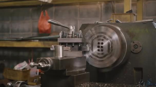 Maquinista Profesional Que Opera Torno Que Muele Fábrica Industrial Metalúrgica — Vídeos de Stock