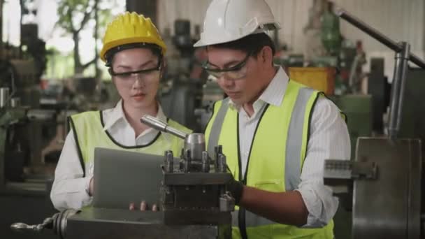 Asiatisk Professionell Mekanisk Ingenjör Kvinna Och Drift Man Bär Uniform — Stockvideo