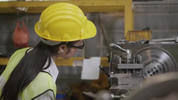 Asiatische Professionelle Maschinenbauingenieurin Oder Betriebsfrau Trägt Einheitliche Schutzbrille Sicherheit Arbeit — Stockvideo