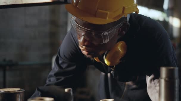 Amerikaanse Industriële Zwarte Jonge Werknemer Man Met Gele Helm Gehoorbescherming — Stockvideo
