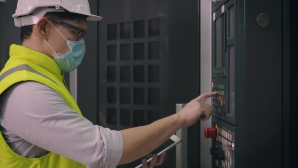 Trabajador Fábrica Asiático Que Opera Programación Automatizada Centro Industria Máquinas — Vídeo de stock
