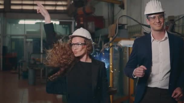 Ingeniería Gerente Negocios Industria Pesada Feliz Hardhats Bailando Divertido Juntos — Vídeo de stock