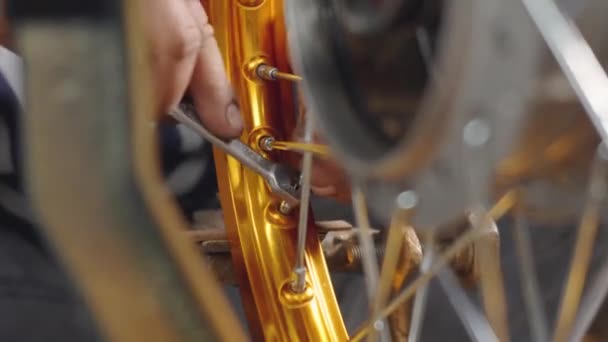 Uomo Tecnico Che Lavora Ruota Del Motociclo Raggi Tessere Sulla — Video Stock