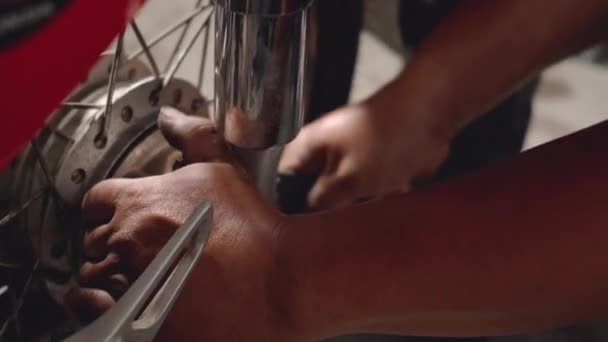 Mécanicien Automobile Homme Couper Enlever Chaîne Moto Qui Est Trop — Video