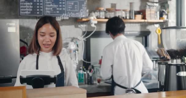 아름다운 미남인 바스타는 앞치마를 주인들 커피숍 카운터에서 성공을 거두고 있습니다 — 비디오