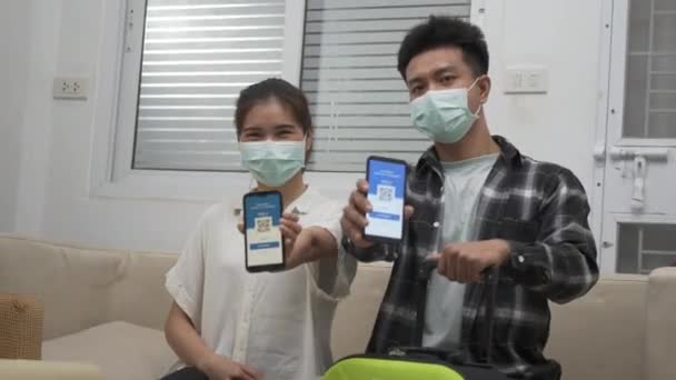 Asiático Jovem Casal Mulher Homem Pronto Para Viajar Mostrando Vacina — Vídeo de Stock