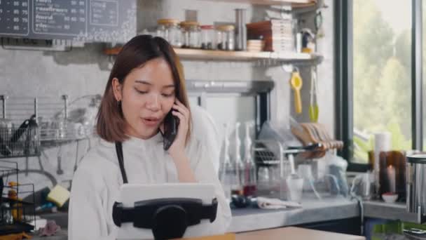 Szczęśliwy Azjatycki Barista Kobieta Fartuch Ekspres Kawy Odbierać Telefon Nagrywać — Wideo stockowe