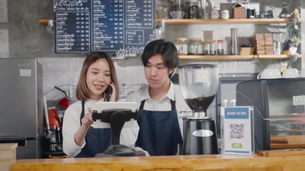 Mujer Barista Asiática Feliz Cafetera Recibir Llamada Telefónica Grabar Pre — Vídeo de stock