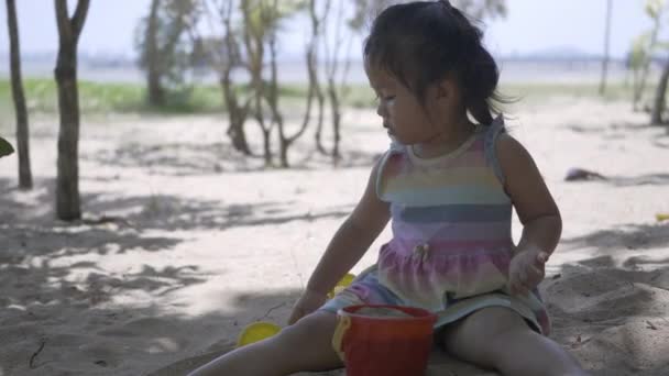 Щаслива Маленька Дівчинка Грає Піском Курорті Тропічний Пляж Відпустці Літні — стокове відео