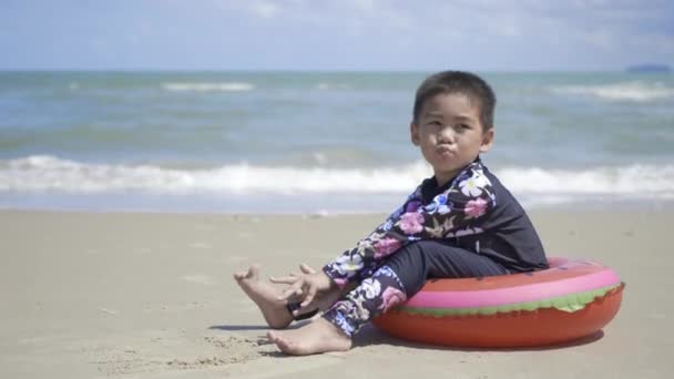 Retrato Del Niño Asiático Feliz Que Sienta Anillo Inflable Aire — Vídeos de Stock