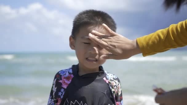 Ευτυχισμένο Μικρό Παιδί Αγόρι Στέκεται Τροπική Παραλία Κατά Διάρκεια Των — Αρχείο Βίντεο