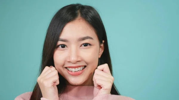 肖像若いアジアの美しい女性の笑顔の歯の青の背景に隔離された上でシリコーン歯列矯正家臣を着用し 取り外し可能なブレースの後に歯を保持ツール 歯科衛生と健康の概念 — ストック写真