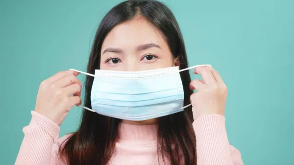 閉じる肖像画若いアジアの幸せな美しい女性は アンチウイルス保護顔マスクを身に着けている 女性は滅菌医療用マスクを着用します コロナウイルス発生防疫医療概念 — ストック写真