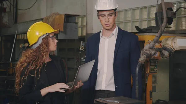 Ingeniero Mantenimiento Caucásico Hombre Diversas Trabajadoras Fábrica Sombreros Duros Hablando —  Fotos de Stock